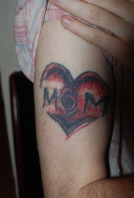 黑色和红色的心形与字母手臂纹身图案