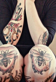 膝盖彩绘的蜜蜂纹身图案