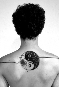 阴阳八卦符号黑色背部纹身图案