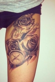 大腿美丽的灰色玫瑰与指南针纹身图案