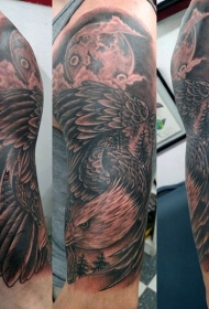 令人印象深刻的黑色鹰与月球手臂纹身图案