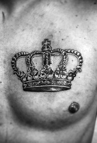 胸部写实风格美丽的黑灰皇冠纹身图案