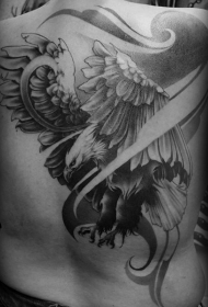 时尚的黑白飞行鹰背部纹身图案