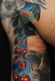 手臂彩色花朵与樱桃纹身图案