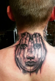 背部黑色的人手与女人肖像结合纹身图案