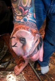 手背写实的猫头鹰眼睛纹身图案