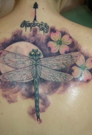 背部五颜六色的花朵和蜻蜓纹身图案