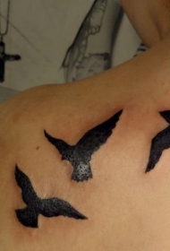 肩部三只黑色的小鸟纹身图案