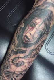 手臂可怕的血腥女孩和神秘烟雾纹身图案