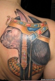 背部令人难以置信的彩色埃及猫纹身图案