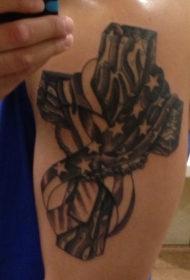 黑色军事纪念十字架和国旗手臂纹身图案