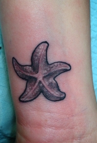 手腕黑白写实的海星纹身图案