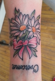 手臂彩色的小雏菊和粉红色蝴蝶纹身图案