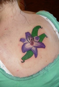 女生背部紫色的百合花纹身图案