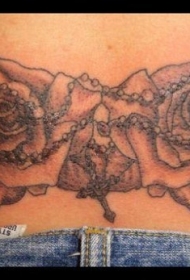 腰部玫瑰与十字架念珠纹身图案