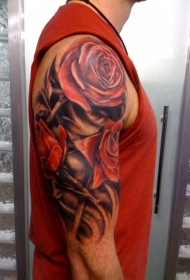 男性大臂写实的红玫瑰花纹身图案