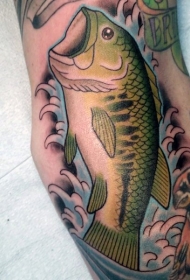 old school绿色的鱼和浪花手臂纹身图案