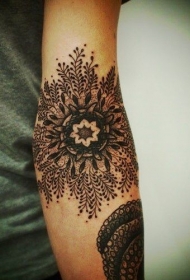 手臂手绘风格的黑色花卉纹身图案