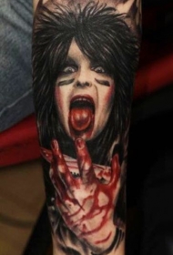 手臂恐怖风格的血腥疯狂女人纹身图案
