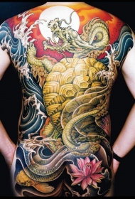 背部日式黄金龙与莲花纹身图案