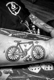 黑色简单线条的自行车手臂纹身图案