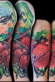 大臂非常美丽的彩色各种浆果和蜜蜂纹身图案