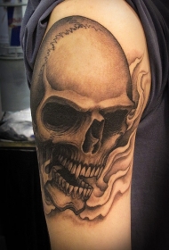 大臂写实的人类骷髅黑灰纹身图案