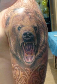 大臂咆哮的棕熊头像纹身图案