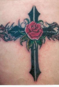 手臂黑色十字架和红玫瑰纹身图案