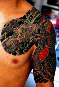 男性彩绘半甲亚洲风格的五彩龙纹身图案