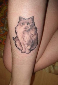 手臂上的蓬松灰色猫纹身图案