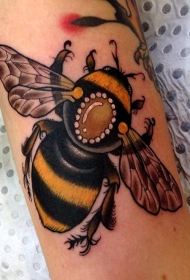 美丽的写实大黄蜂手臂纹身图案