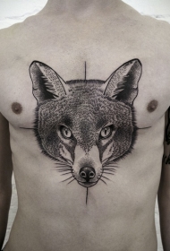 胸部黑色漂亮的狐狸头纹身图案