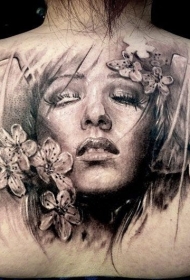 背部写实风格黑灰女性脸与翅膀花朵纹身图案