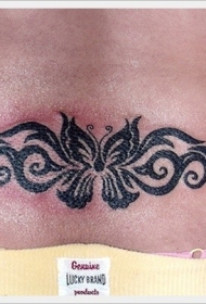 背部黑色的蝴蝶图腾纹身图案