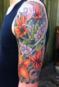 手臂生动的彩色日式花朵纹身图案