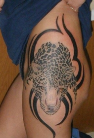 美丽的黑白猎豹头大腿纹身图案