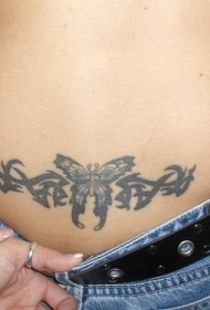 腰部黑色蝴蝶与图腾纹身图案