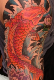 亚洲风情的七彩鲤鱼和花浪大臂纹身图案