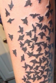 一大群黑色的小鸟飞行纹身图案