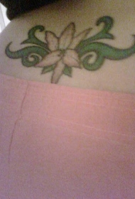 腰部白色花朵和绿叶纹身图案