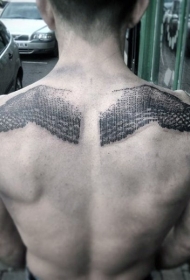 背部独特的黑色雕刻风格点刺翅膀纹身图案
