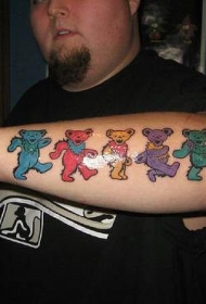 男性小臂不同色彩的熊纹身图案
