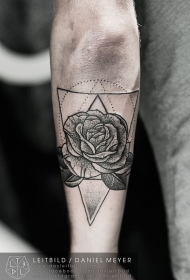 手臂点刺黑白玫瑰与三角形纹身图案