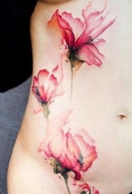 美丽的水彩花朵侧肋纹身图案