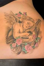 背部快乐的小天使弹奏音乐与花朵纹身图案