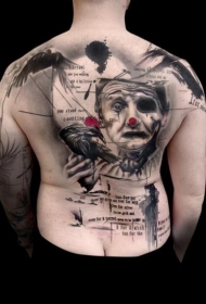 背部悲伤的小丑画与字母和鸟纹身图案