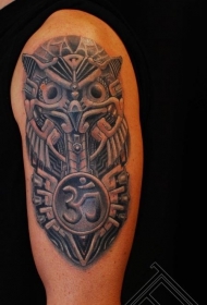 手臂部落石头猫头鹰与符号纹身图案