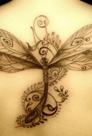 背部黑色的蜻蜓纹身图案