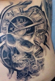 侧肋骷髅和时钟机械黑灰纹身图案